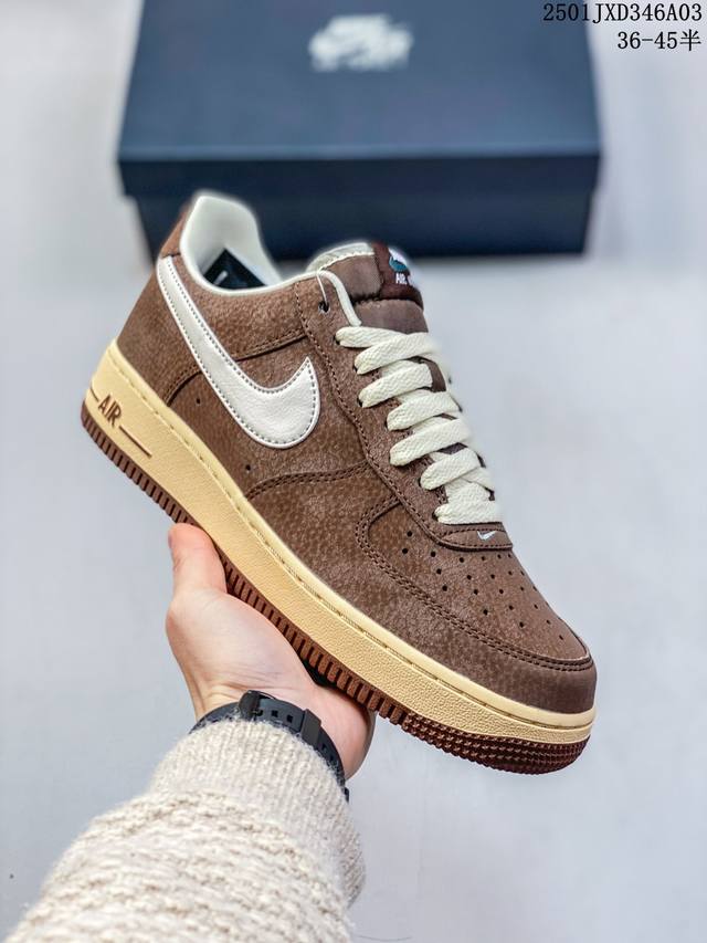 公司级 Nike Air Force 1 '07 Af1棕白色空军一号低帮休闲板鞋百搭休闲运动板鞋。柔软、弹性十足的缓震性能和出色的中底设计，横跨复古与现代的外