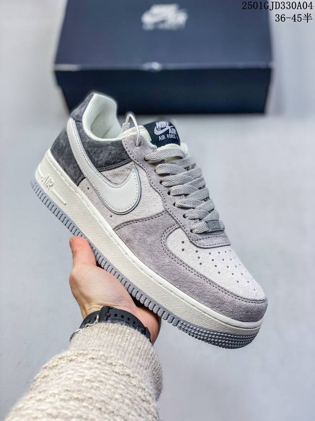 公司级带半码耐克nike Air Force 1“07空军一号低帮联名百搭休闲运动板鞋。柔软、弹性十足的缓震性能和出色的中底设计，横跨复古与现代的外型结合，造就