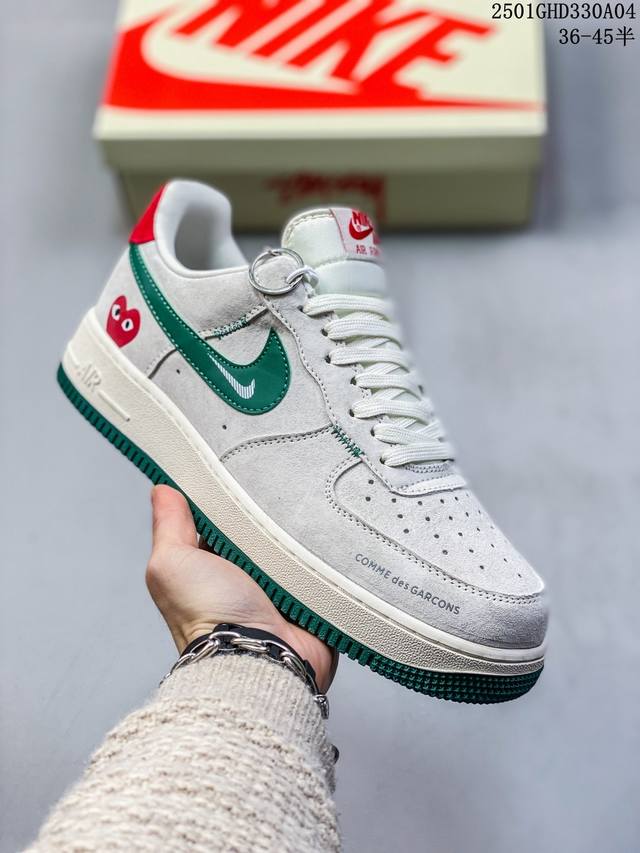 公司级带半码耐克nike Air Force 1“07空军一号低帮联名百搭休闲运动板鞋。柔软、弹性十足的缓震性能和出色的中底设计，横跨复古与现代的外型结合，造就