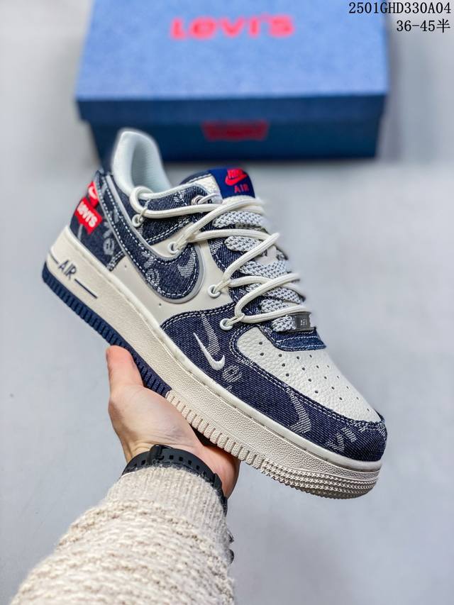 公司级带半码耐克nike Air Force 1“07空军一号低帮联名百搭休闲运动板鞋。柔软、弹性十足的缓震性能和出色的中底设计，横跨复古与现代的外型结合，造就