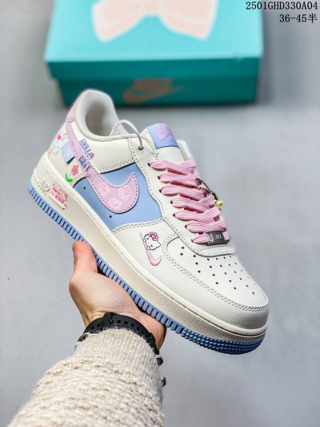 公司级带半码耐克nike Air Force 1“07空军一号低帮联名百搭休闲运动板鞋。柔软、弹性十足的缓震性能和出色的中底设计，横跨复古与现代的外型结合，造就