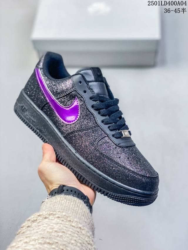 耐克 Nike Air Force 1 空军一号运动鞋 设计灵感源自摔跤运动，助你发挥天赋，震撼全场。华丽设计搭配优质皮革，契合不同造型，增添夺目风采，打造纯正