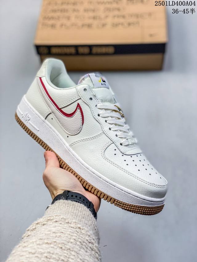 耐克 Nike Air Force 1 空军一号运动鞋 设计灵感源自摔跤运动，助你发挥天赋，震撼全场。华丽设计搭配优质皮革，契合不同造型，增添夺目风采，打造纯正