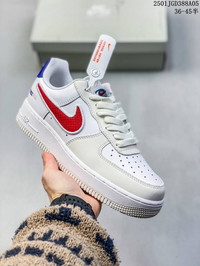 耐克 Nike Air Force 1 空军一号运动鞋 设计灵感源自摔跤运动，助你发挥天赋，震撼全场。华丽设计搭配优质皮革，契合不同造型，增添夺目风采，打造纯正