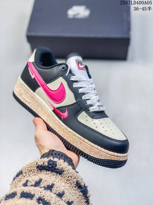 耐克 Nike Air Force 1 空军一号运动鞋 设计灵感源自摔跤运动，助你发挥天赋，震撼全场。华丽设计搭配优质皮革，契合不同造型，增添夺目风采，打造纯正