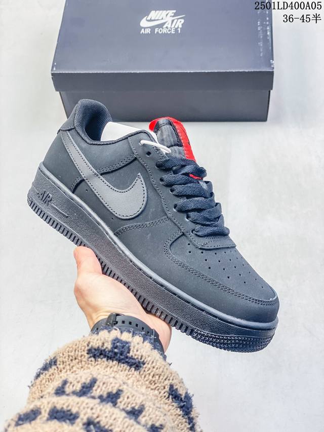 耐克 Nike Air Force 1 空军一号运动鞋 设计灵感源自摔跤运动，助你发挥天赋，震撼全场。华丽设计搭配优质皮革，契合不同造型，增添夺目风采，打造纯正