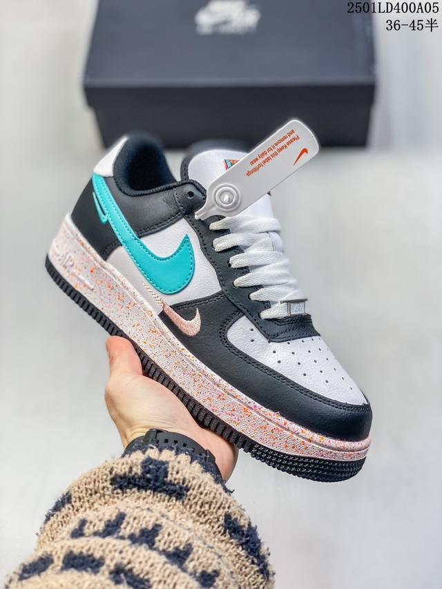 耐克 Nike Air Force 1 空军一号运动鞋 设计灵感源自摔跤运动，助你发挥天赋，震撼全场。华丽设计搭配优质皮革，契合不同造型，增添夺目风采，打造纯正