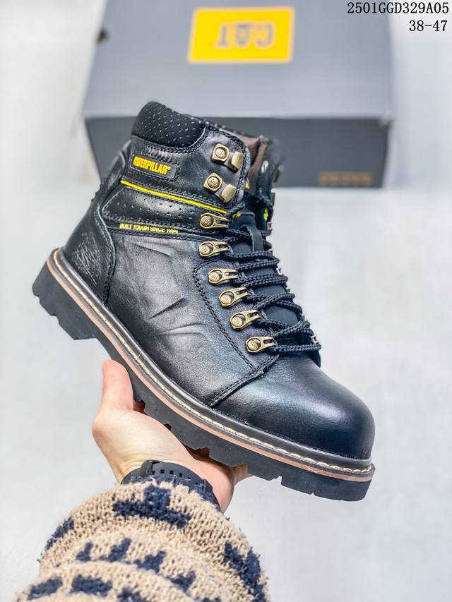 公司级 Cat Footwear Cat 卡特工装 休闲复古男鞋系列靴子 中高帮马丁靴 新款潮板鞋 专治各种不帅 鞋身轻便 舒适性相当不错 橡胶大底 上身随意搭