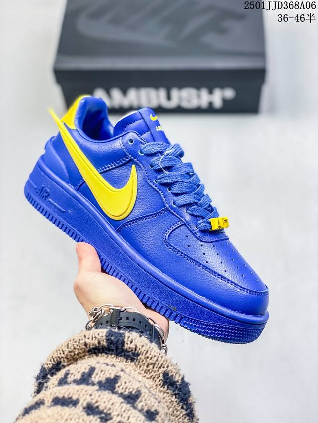 耐克 空军一号 Af1 低帮休闲板鞋 Ambush X Nk Air Force 7 Low Sp 空军一号联名标志性的swoosh延伸至鞋跟之外，鞋舌和鞋垫上