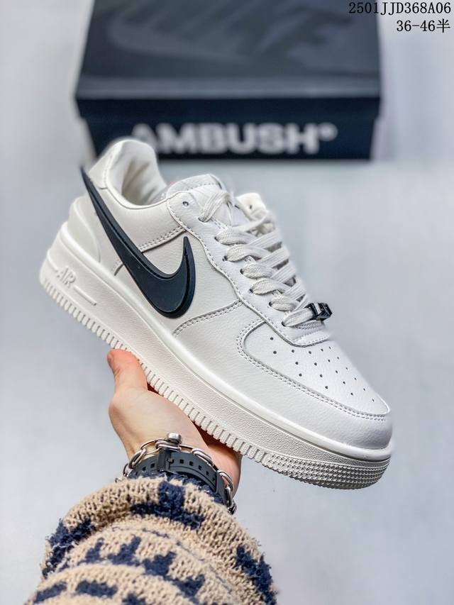 耐克 空军一号 Af1 低帮休闲板鞋 Ambush X Nk Air Force 7 Low Sp 空军一号联名标志性的swoosh延伸至鞋跟之外，鞋舌和鞋垫上