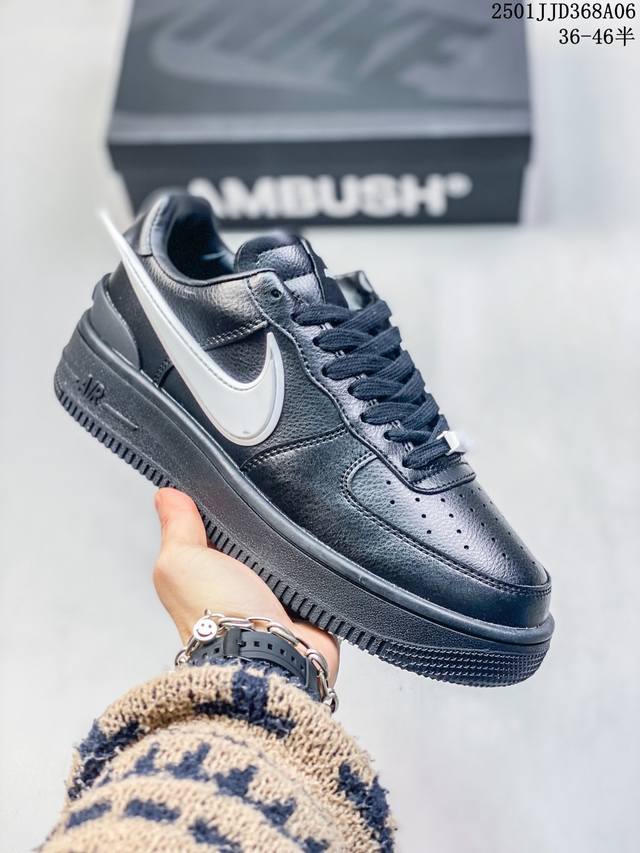 耐克 空军一号 Af1 低帮休闲板鞋 Ambush X Nk Air Force 7 Low Sp 空军一号联名标志性的swoosh延伸至鞋跟之外，鞋舌和鞋垫上