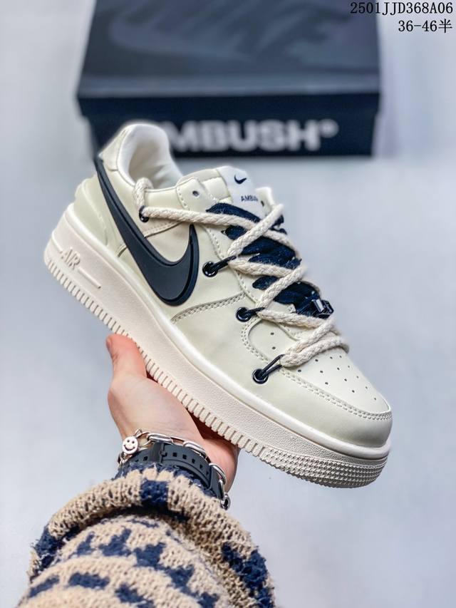 耐克 空军一号 Af1 低帮休闲板鞋 Ambush X Nk Air Force 7 Low Sp 空军一号联名标志性的swoosh延伸至鞋跟之外，鞋舌和鞋垫上