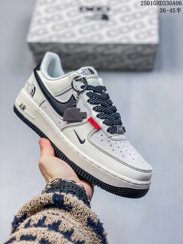 公司级带半码耐克nike Air Force 1“07空军一号低帮联名百搭休闲运动板鞋。柔软、弹性十足的缓震性能和出色的中底设计，横跨复古与现代的外型结合，造就