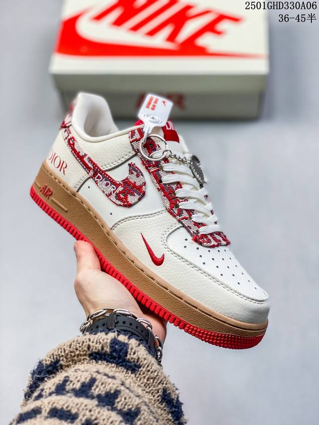 公司级带半码耐克nike Air Force 1“07空军一号低帮联名百搭休闲运动板鞋。柔软、弹性十足的缓震性能和出色的中底设计，横跨复古与现代的外型结合，造就