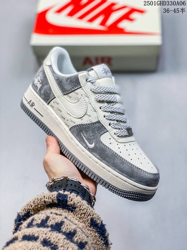 公司级带半码耐克nike Air Force 1“07空军一号低帮联名百搭休闲运动板鞋。柔软、弹性十足的缓震性能和出色的中底设计，横跨复古与现代的外型结合，造就