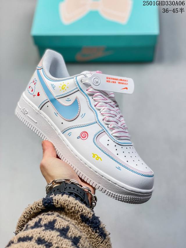 公司级带半码耐克nike Air Force 1“07空军一号低帮联名百搭休闲运动板鞋。柔软、弹性十足的缓震性能和出色的中底设计，横跨复古与现代的外型结合，造就