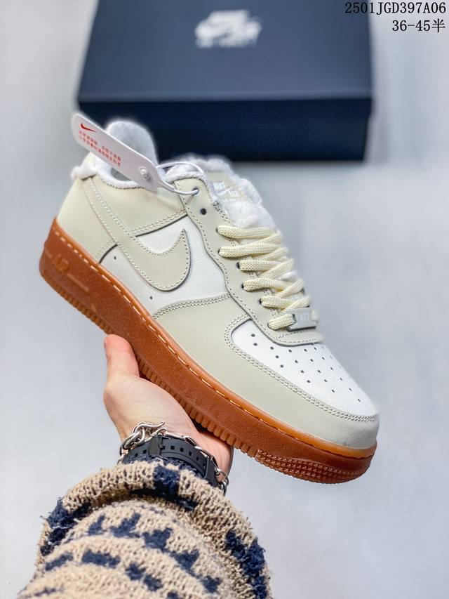 简介：真标耐克 Nike Air Force 1 Low 空军一号 低帮百搭休闲运动板鞋。柔软、弹性十足的缓震性能和出色的中底设计，横跨复古与现代的外型结合，造