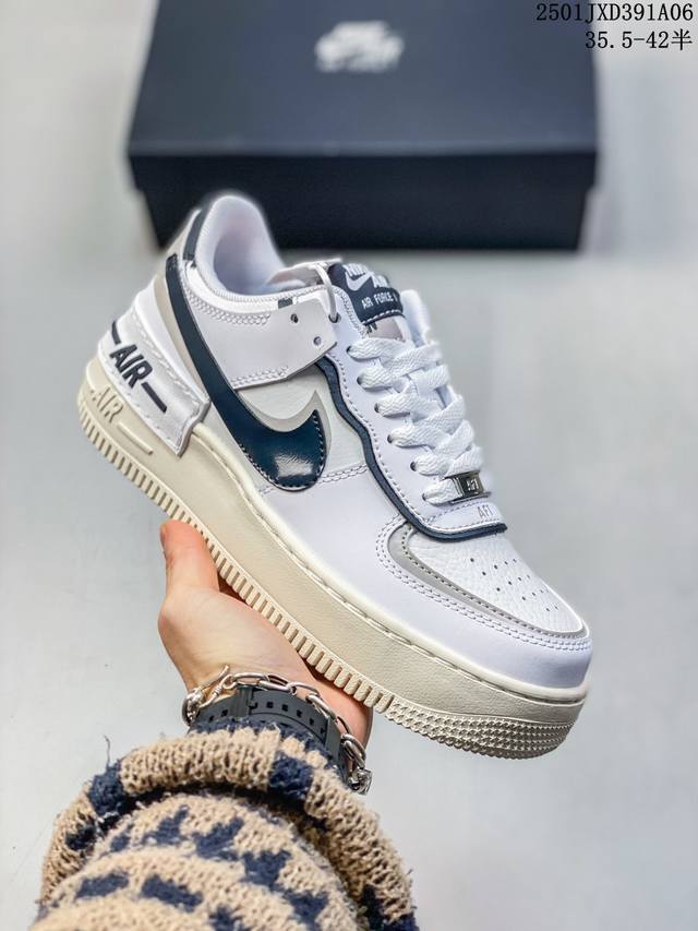 Nike 耐克低帮板鞋 空军一号 Af1马卡龙 Af1厚底增高百搭运动板鞋 Nike Air Force 1 “Shadow” 造型设计上与 Sacai X N