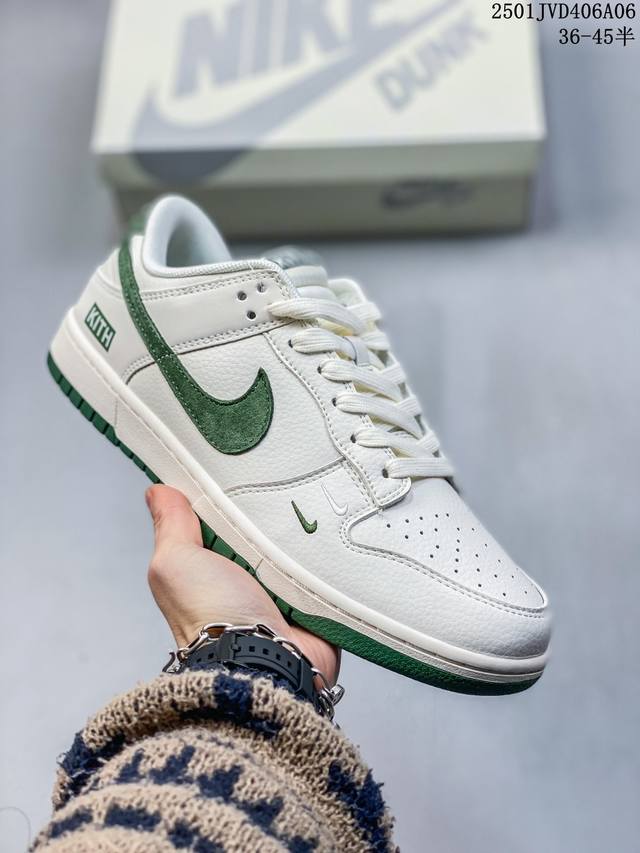 斯图西stussy-米白天蓝勾 海外官方同步发售，斯图西stussy X Nike Dunk Low 耐克板鞋。Stussy是源于美国的潮流品牌，音译为斯图西，