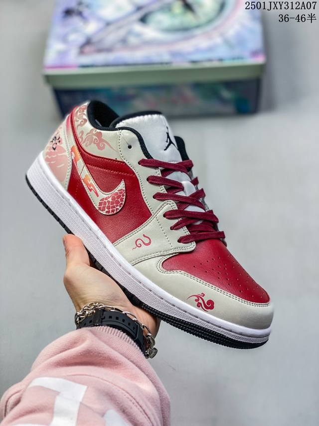 头层公司级真标带半码！ 耐克nike Air Jordan 1 Mid“ Aj1 乔1代 乔丹一代蛇年低帮系列经典复古文化休闲运动篮球鞋采用头层皮与牛剖革鞋面材