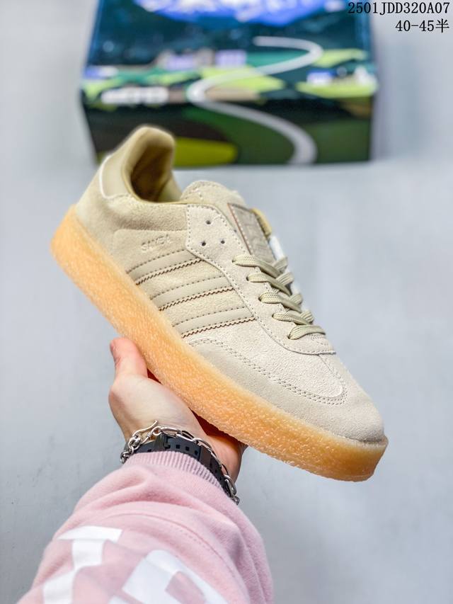 阿迪达斯 Adidas Samba Kith Clarks 三叶草复古休闲防滑耐磨低帮板鞋 鞋款采用柔软的绒面革和耐用的皮革衬里融合在橡胶外底上，具有半透明效果