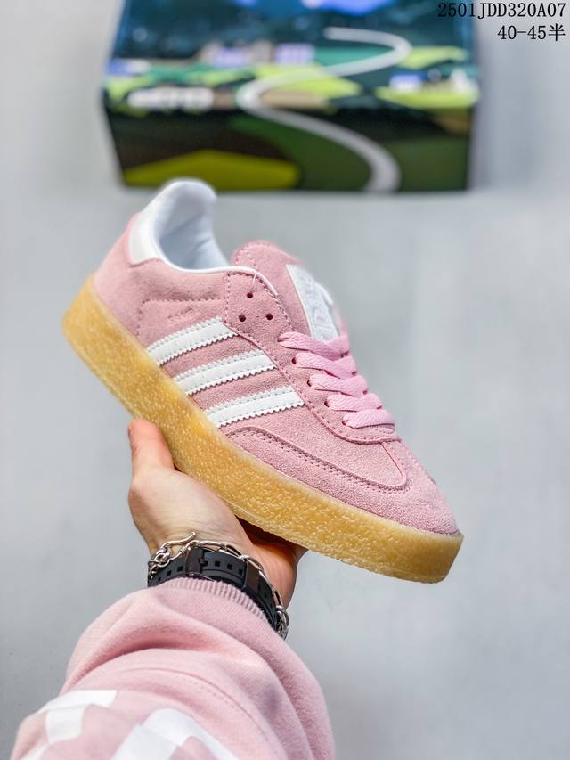 阿迪达斯 Adidas Samba Kith Clarks 三叶草复古休闲防滑耐磨低帮板鞋 鞋款采用柔软的绒面革和耐用的皮革衬里融合在橡胶外底上，具有半透明效果