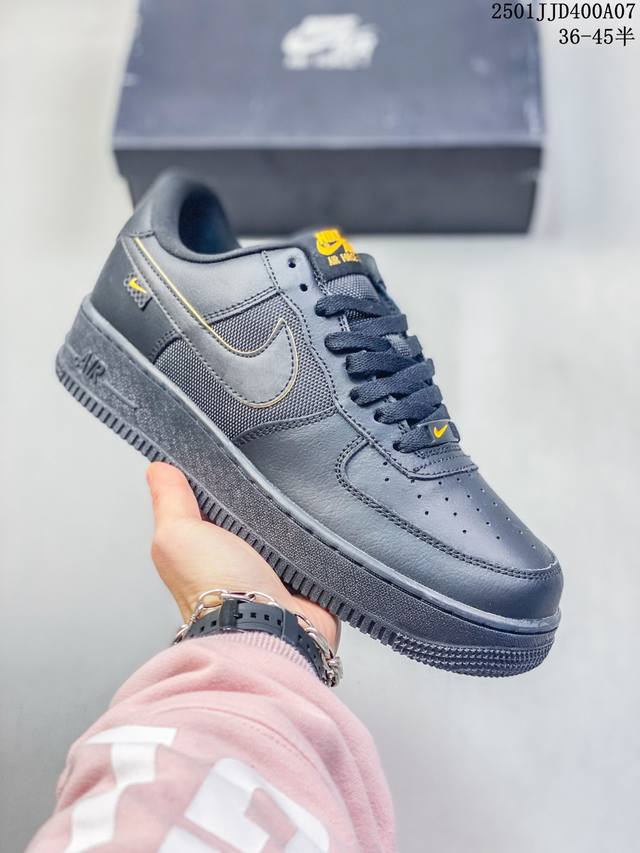 耐克 Nike Air Force 1 空军一号运动鞋 设计灵感源自摔跤运动，助你发挥天赋，震撼全场。华丽设计搭配优质皮革，契合不同造型，增添夺目风采，打造纯正