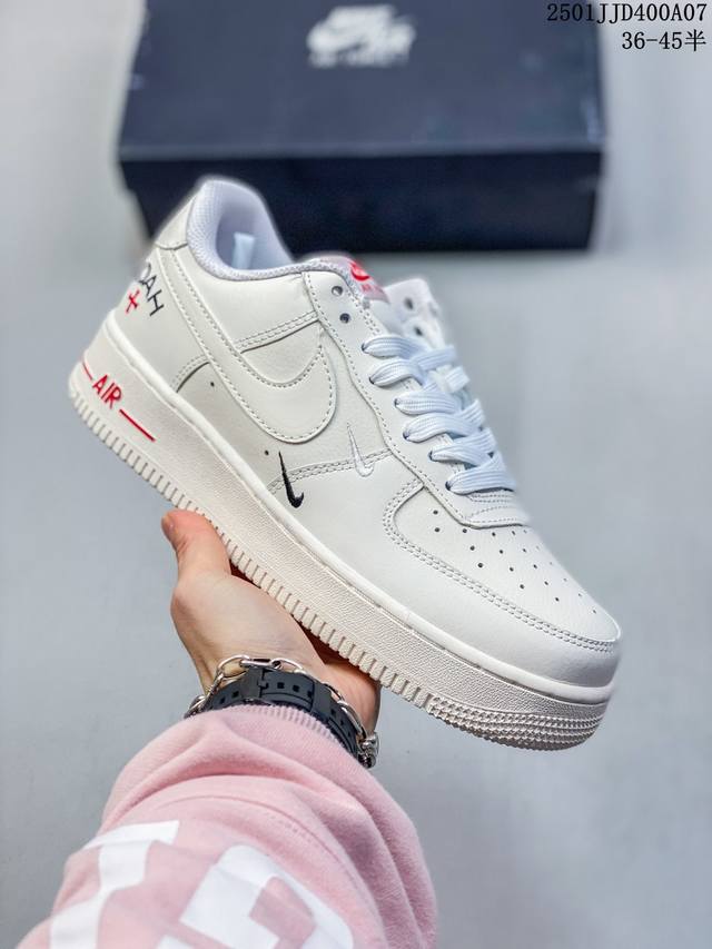 耐克 Nike Air Force 1 空军一号运动鞋 设计灵感源自摔跤运动，助你发挥天赋，震撼全场。华丽设计搭配优质皮革，契合不同造型，增添夺目风采，打造纯正