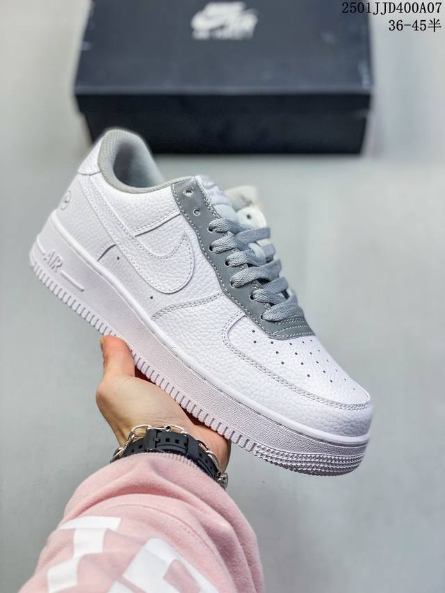 耐克 Nike Air Force 1 空军一号运动鞋 设计灵感源自摔跤运动，助你发挥天赋，震撼全场。华丽设计搭配优质皮革，契合不同造型，增添夺目风采，打造纯正