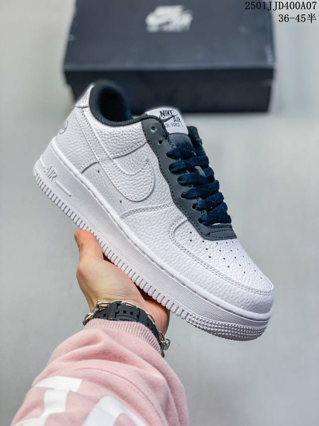 耐克 Nike Air Force 1 空军一号运动鞋 设计灵感源自摔跤运动，助你发挥天赋，震撼全场。华丽设计搭配优质皮革，契合不同造型，增添夺目风采，打造纯正