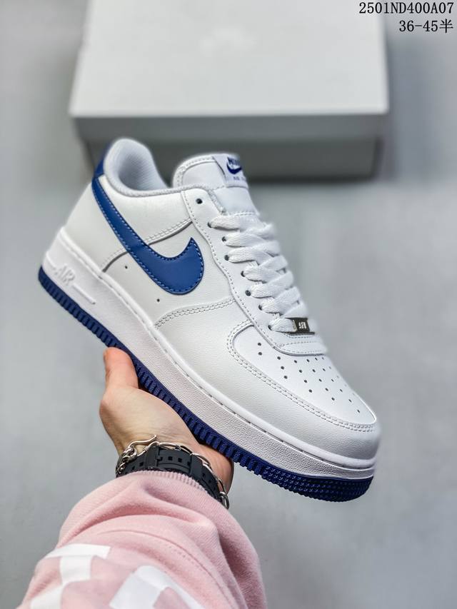 耐克 Nike Air Force 1 空军一号运动鞋 设计灵感源自摔跤运动，助你发挥天赋，震撼全场。华丽设计搭配优质皮革，契合不同造型，增添夺目风采，打造纯正