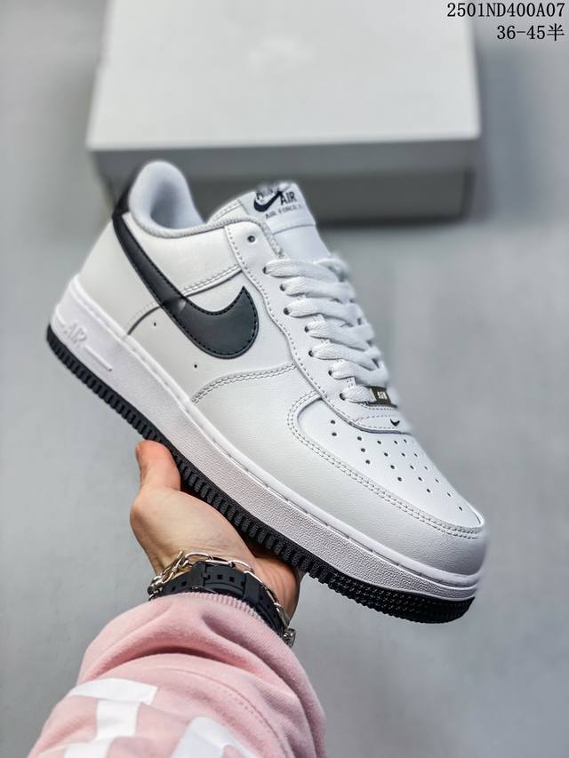 耐克 Nike Air Force 1 空军一号运动鞋 设计灵感源自摔跤运动，助你发挥天赋，震撼全场。华丽设计搭配优质皮革，契合不同造型，增添夺目风采，打造纯正