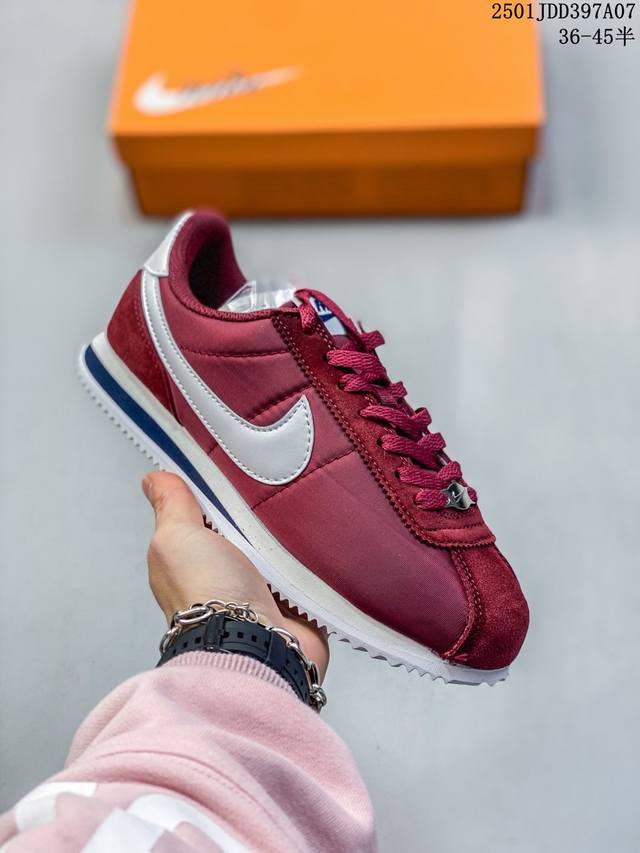 简介：真标耐克 Nike Classic Cortez 经典轻便舒适男子阿甘鞋休闲跑步鞋运动鞋 纯粹而执着的精神 使得cortez种在了一代人的心里 无论是否喜