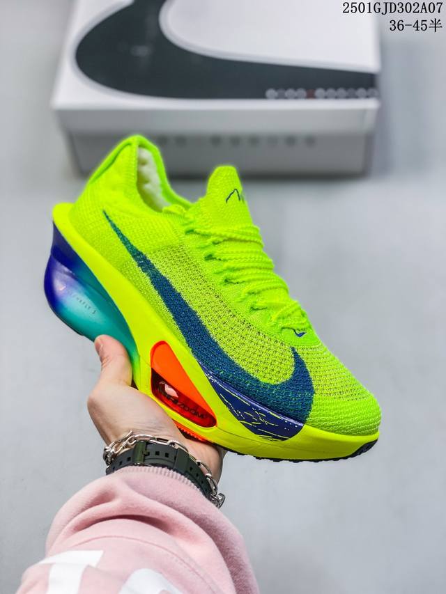 公司级新品发布 Nike Air Zoom Alphafly Next%整体采用前作的设计语言，并且对后者的细节进行升级，马拉松和长距离路跑的性能极限设计而生。