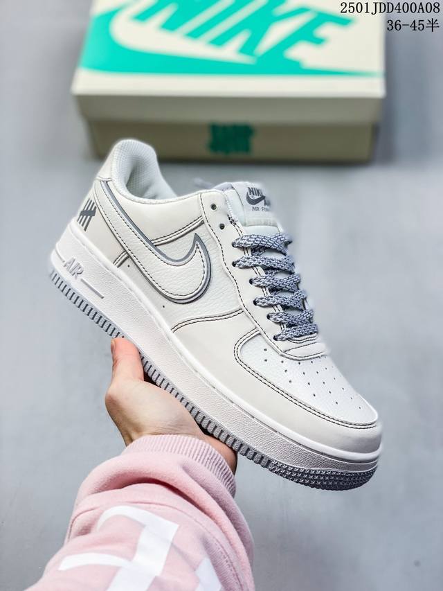 耐克 Nike Air Force 1 空军一号运动鞋 设计灵感源自摔跤运动，助你发挥天赋，震撼全场。华丽设计搭配优质皮革，契合不同造型，增添夺目风采，打造纯正