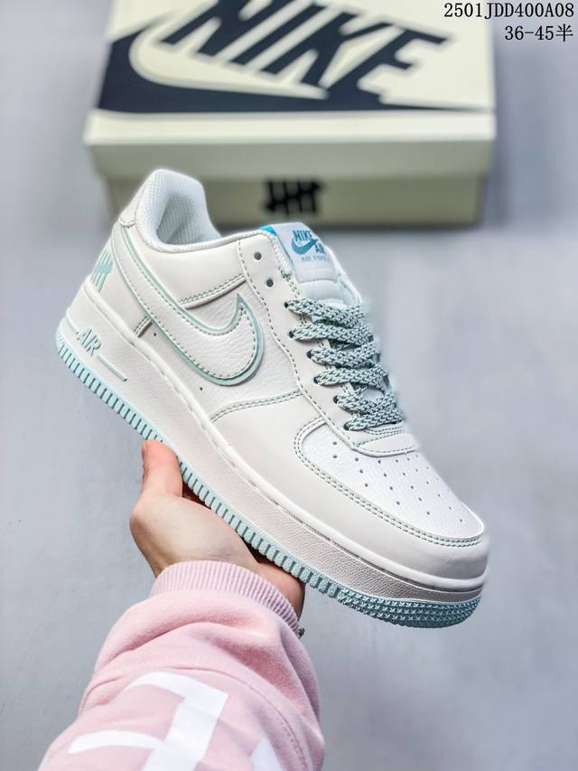 耐克 Nike Air Force 1 空军一号运动鞋 设计灵感源自摔跤运动，助你发挥天赋，震撼全场。华丽设计搭配优质皮革，契合不同造型，增添夺目风采，打造纯正