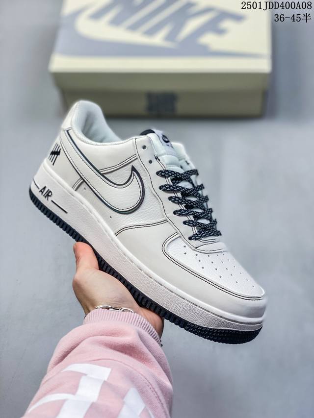 耐克 Nike Air Force 1 空军一号运动鞋 设计灵感源自摔跤运动，助你发挥天赋，震撼全场。华丽设计搭配优质皮革，契合不同造型，增添夺目风采，打造纯正