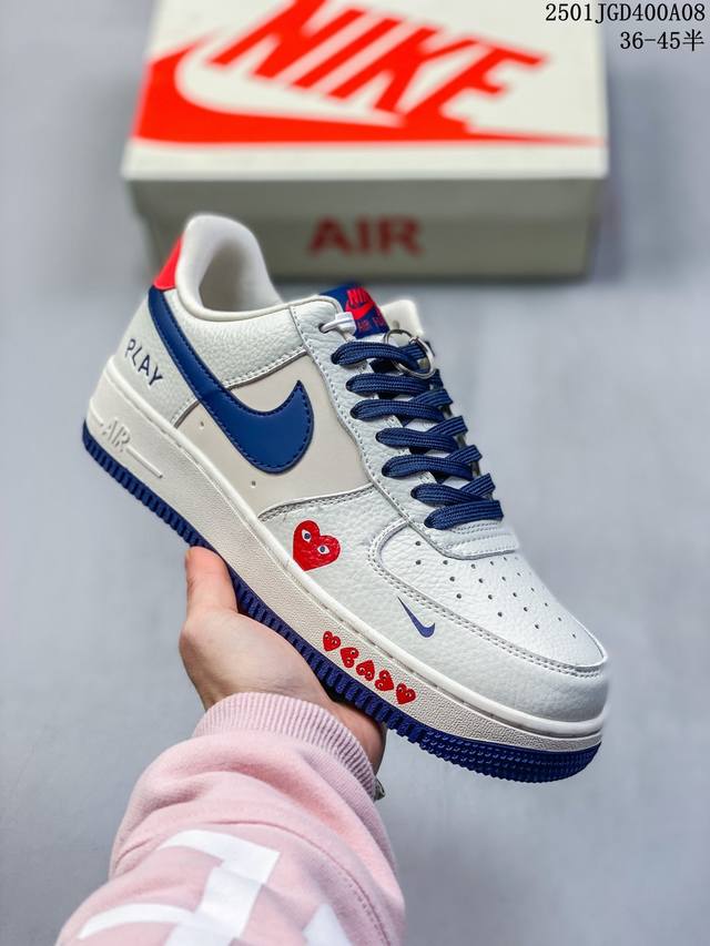 耐克 Nike Air Force 1 空军一号运动鞋 设计灵感源自摔跤运动，助你发挥天赋，震撼全场。华丽设计搭配优质皮革，契合不同造型，增添夺目风采，打造纯正