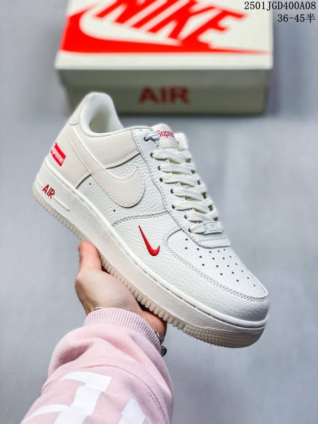 耐克 Nike Air Force 1 空军一号运动鞋 设计灵感源自摔跤运动，助你发挥天赋，震撼全场。华丽设计搭配优质皮革，契合不同造型，增添夺目风采，打造纯正