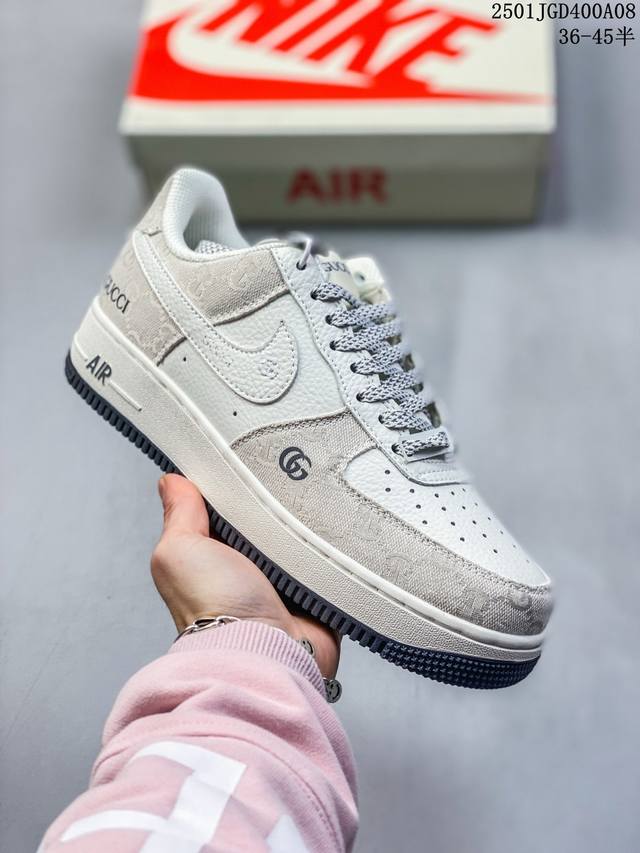 耐克 Nike Air Force 1 空军一号运动鞋 设计灵感源自摔跤运动，助你发挥天赋，震撼全场。华丽设计搭配优质皮革，契合不同造型，增添夺目风采，打造纯正