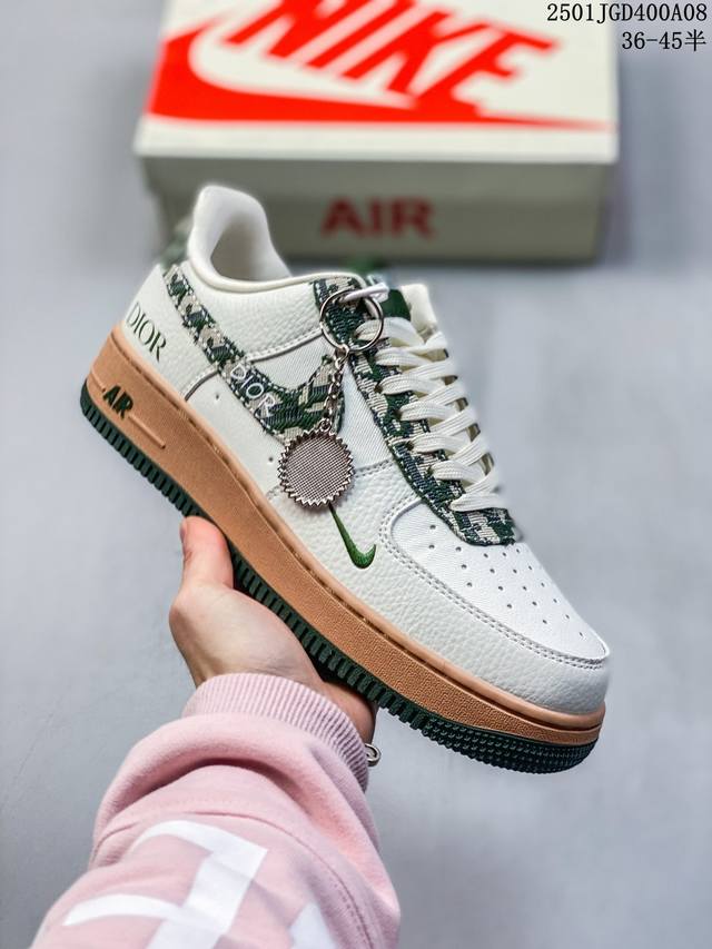 耐克 Nike Air Force 1 空军一号运动鞋 设计灵感源自摔跤运动，助你发挥天赋，震撼全场。华丽设计搭配优质皮革，契合不同造型，增添夺目风采，打造纯正