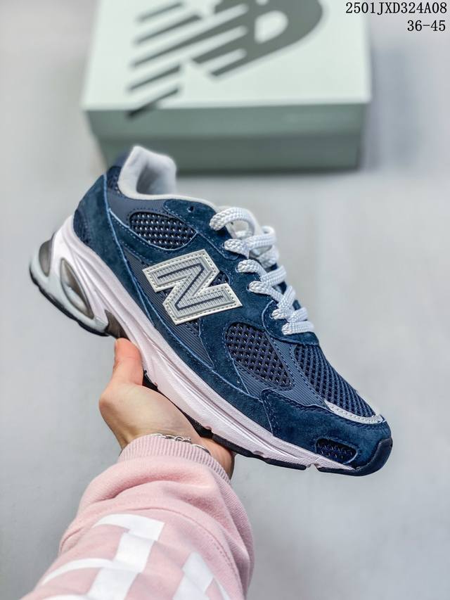 New Balance 新百伦 男女鞋真标半码制，采用猪巴革拼接透气网眼织物鞋面材质，T-Beam大底提供足步弓支撑，保持步态稳定，后跟搭载外露缓震胶美国波士顿