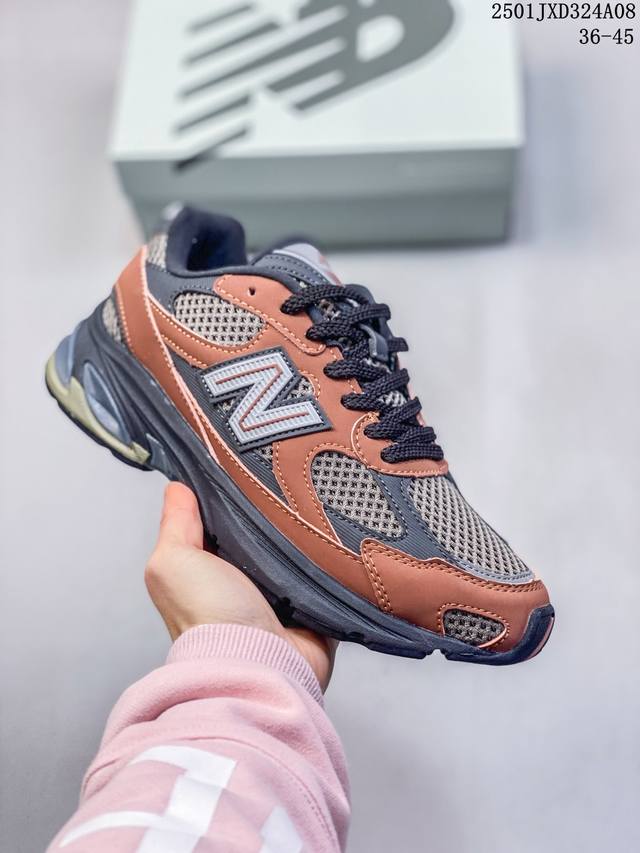 New Balance 新百伦 男女鞋真标半码制，采用猪巴革拼接透气网眼织物鞋面材质，T-Beam大底提供足步弓支撑，保持步态稳定，后跟搭载外露缓震胶美国波士顿