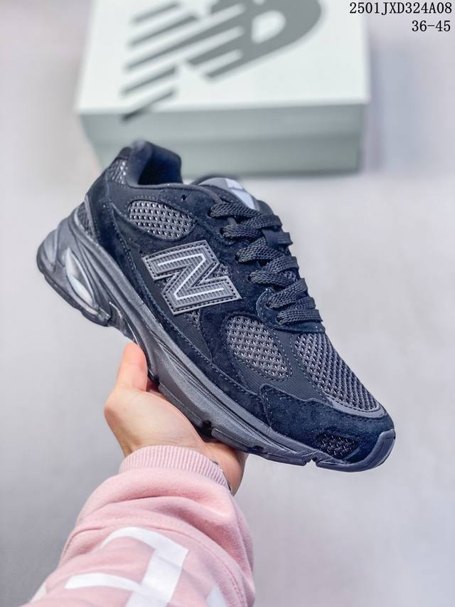 New Balance 新百伦 男女鞋真标半码制，采用猪巴革拼接透气网眼织物鞋面材质，T-Beam大底提供足步弓支撑，保持步态稳定，后跟搭载外露缓震胶美国波士顿