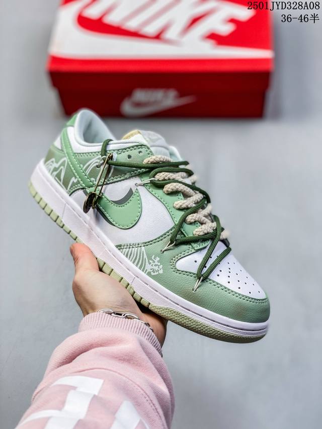 耐克 Nike Dunk Low 运动鞋复古解构绑带板鞋 双鞋带 作为 80 年代经典篮球鞋款，起初专为硬木球场打造，后来成为席卷街头的时尚标杆，现以经典细节和