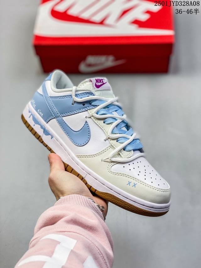 耐克 Nike Dunk Low 运动鞋复古解构绑带板鞋 双鞋带 作为 80 年代经典篮球鞋款，起初专为硬木球场打造，后来成为席卷街头的时尚标杆，现以经典细节和