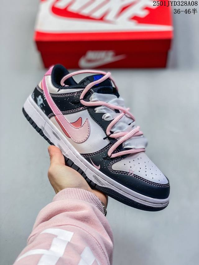 耐克 Nike Dunk Low 运动鞋复古解构绑带板鞋 双鞋带 作为 80 年代经典篮球鞋款，起初专为硬木球场打造，后来成为席卷街头的时尚标杆，现以经典细节和