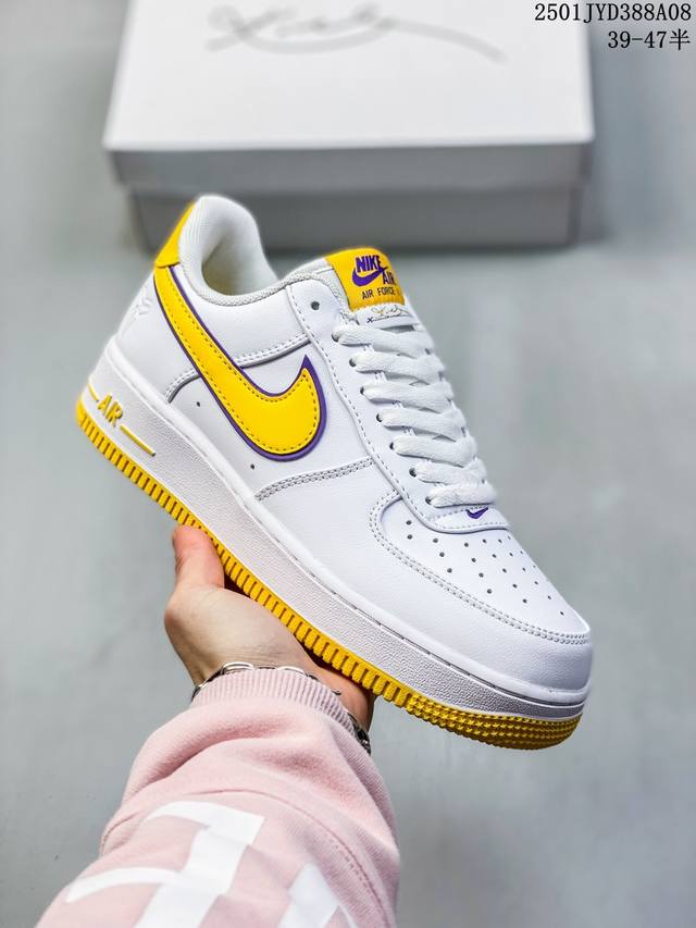 耐克 Nike Air Force 1 空军一号运动鞋 设计灵感源自摔跤运动，助你发挥天赋，震撼全场。华丽设计搭配优质皮革，契合不同造型，增添夺目风采，打造纯正