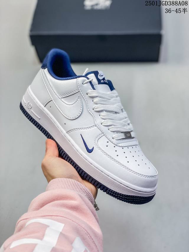 耐克 Nike Air Force 1 空军一号运动鞋 设计灵感源自摔跤运动，助你发挥天赋，震撼全场。华丽设计搭配优质皮革，契合不同造型，增添夺目风采，打造纯正