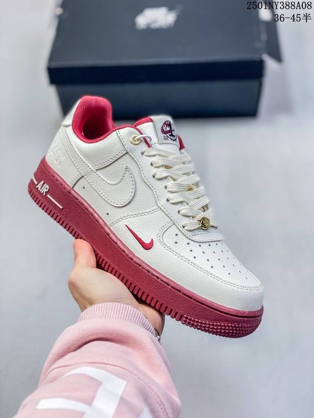 特价 耐克 Nike Air Force 1 空军一号运动鞋 设计灵感源自摔跤运动，助你发挥天赋，震撼全场。华丽设计搭配优质皮革，契合不同造型，增添夺目风采，打